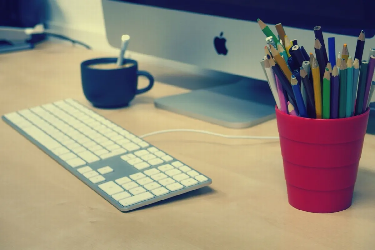 éditeur travaillant à un bureau en open space