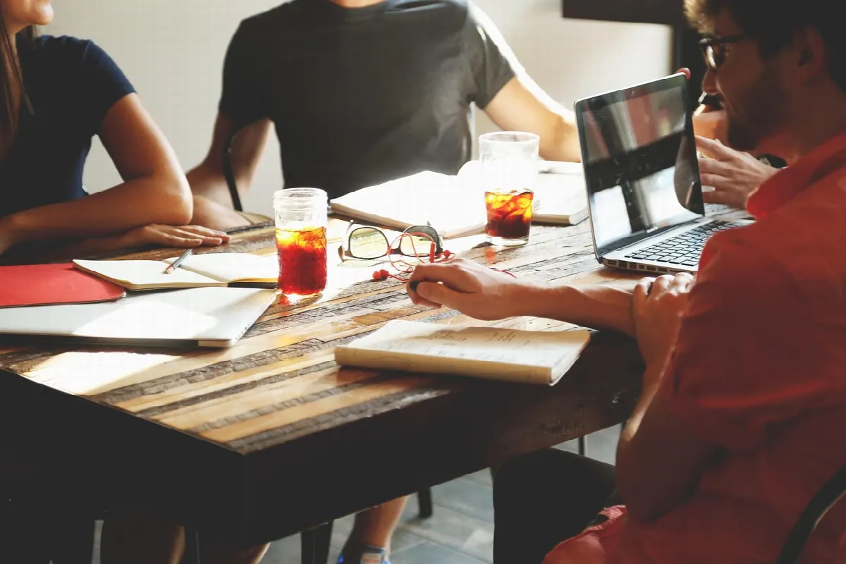 réunion éditoriale autour d'une table en bureau