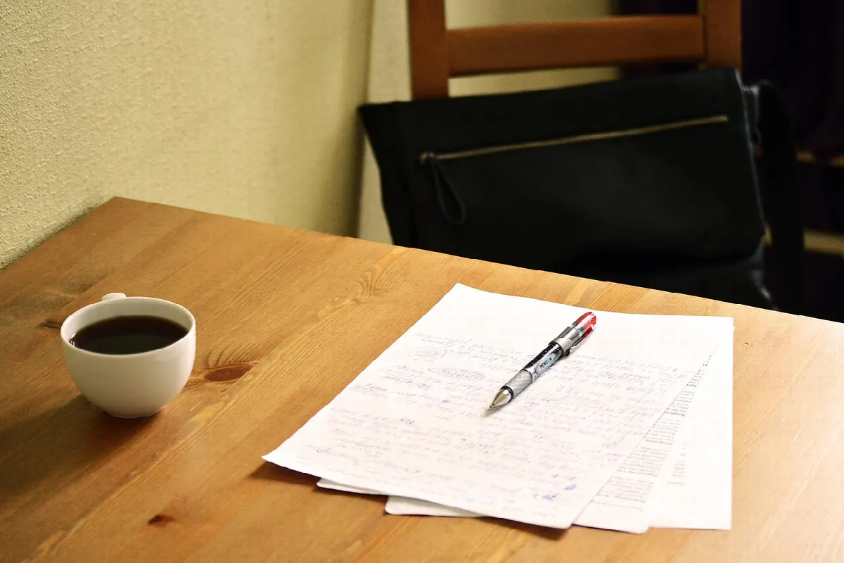 personne relisant des documents sur un bureau