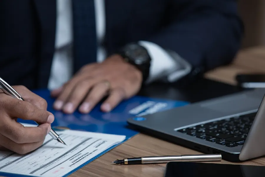 Rédacteur en entretien avec un client pour briefing