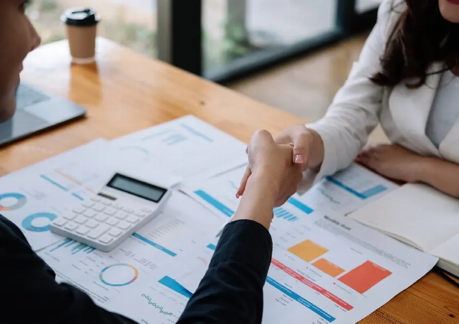 Consultant expliquant la stratégie autour d'une table