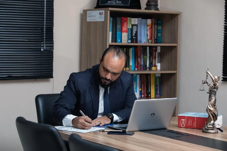Consultant expliquant la stratégie autour d'une table